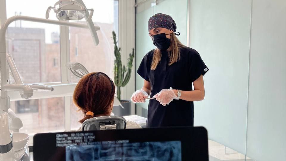 دکتر مانوشا امیری متخصص کامپوزیت و لمینت دندان 1 دکتر مانوشا امیری متخصص کامپوزیت دندان